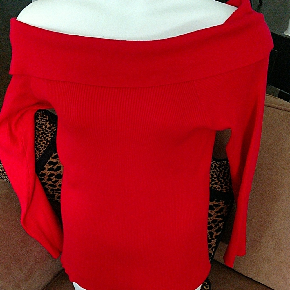 LB red off/on shoulder sw22/24